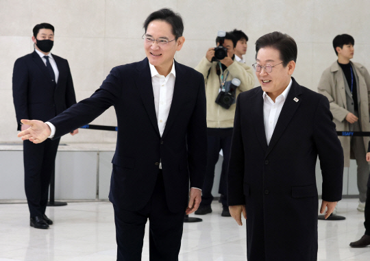 지난 3월20일 이재명(오른쪽) 더불어민주당 대표가 서울 강남구 멀티캠퍼스 역삼 SSAFY 서울캠퍼스에서 이재용(왼쪽) 삼성전자 회장을 만나 환담하기 위해 이동하고 있다.<공동취재·연합뉴스>